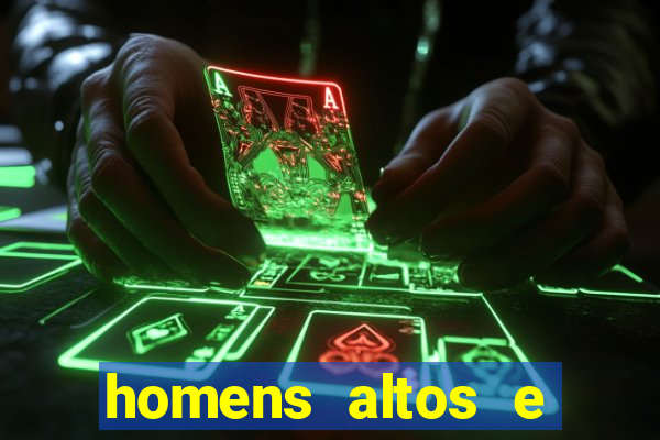 homens altos e sarados pelados